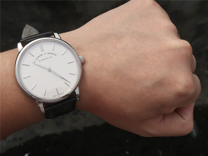 SV朗格SAXONIA繫列腕錶精彩出場 簡約的兩針設計 自動上旋機芯 意大利牛皮￥2980-精仿朗格