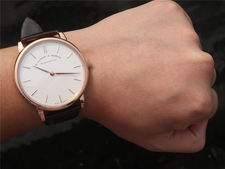 SV朗格SAXONIA繫列腕錶精彩出場 簡約的兩針設計 自動上旋機芯 意大利牛皮￥2980-精仿朗格