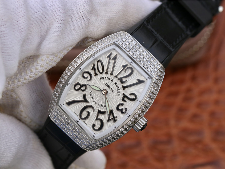 法穆蘭Vanguard V32 女腕錶 ，腕錶的創作靈感源自其至美設計與獨特造型 ，以太陽壓紋錶盤鑲￥3480-精仿法蘭克穆勒