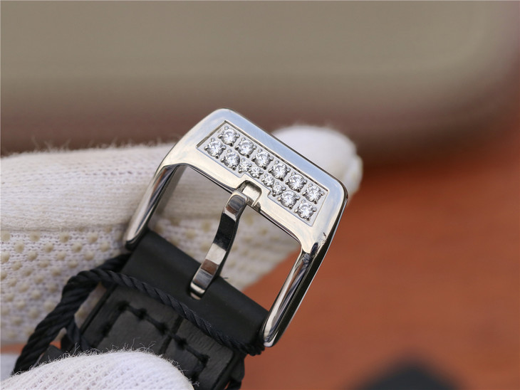 法穆蘭Vanguard V32 女腕錶 ，腕錶的創作靈感源自其至美設計與獨特造型 ，以太陽壓紋錶盤鑲￥3480-精仿法蘭克穆勒