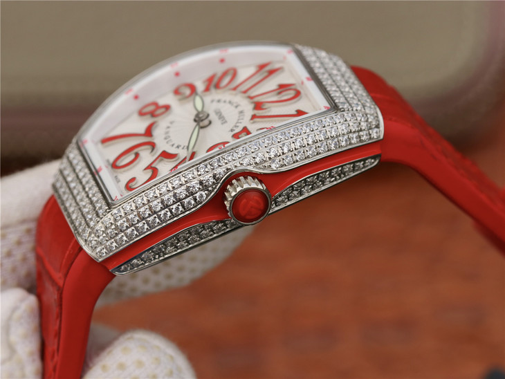 法穆蘭Vanguard V32 女腕錶 ，腕錶的創作靈感源自其至美設計與獨特造型 ，以太陽壓紋錶盤鑲￥3180-精仿法蘭克穆勒