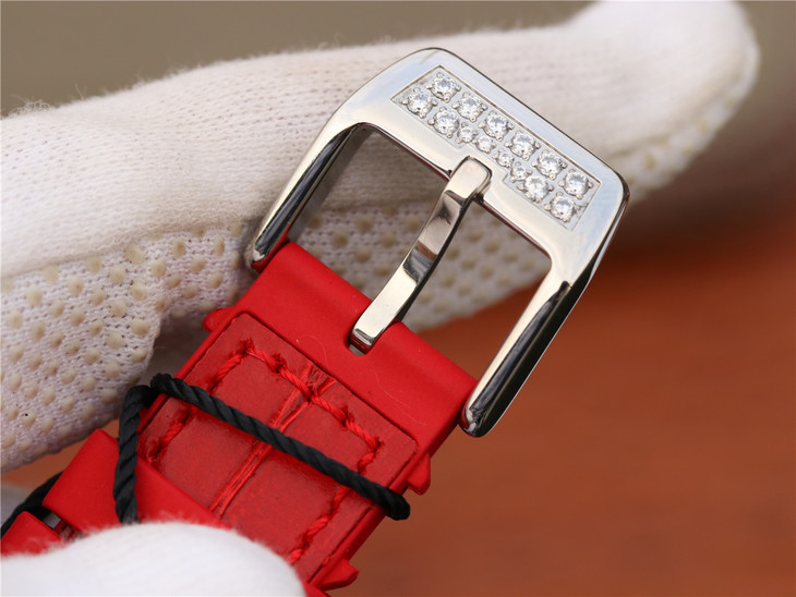 法穆蘭Vanguard V32 女腕錶 ，腕錶的創作靈感源自其至美設計與獨特造型 ，以太陽壓紋錶盤鑲￥3180-精仿法蘭克穆勒